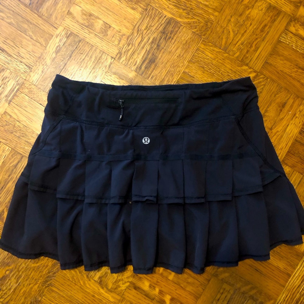 Womens Lulu tennis skirt.